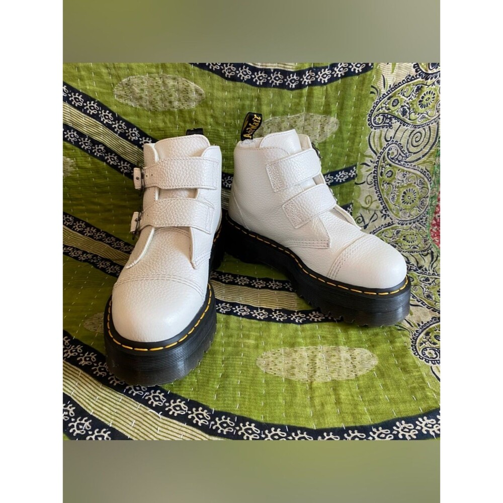 Dr. Martens White Devon Flower Buckle Leather Platform Boots Size UK 7/ US 9 - Picture 2 of 13